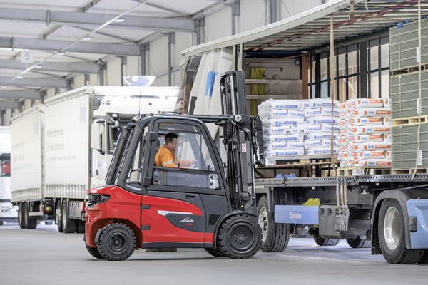Linde heftruck 1252X in magazijn laadt vracht in - nieuwe elektrische heftrucks van Linde