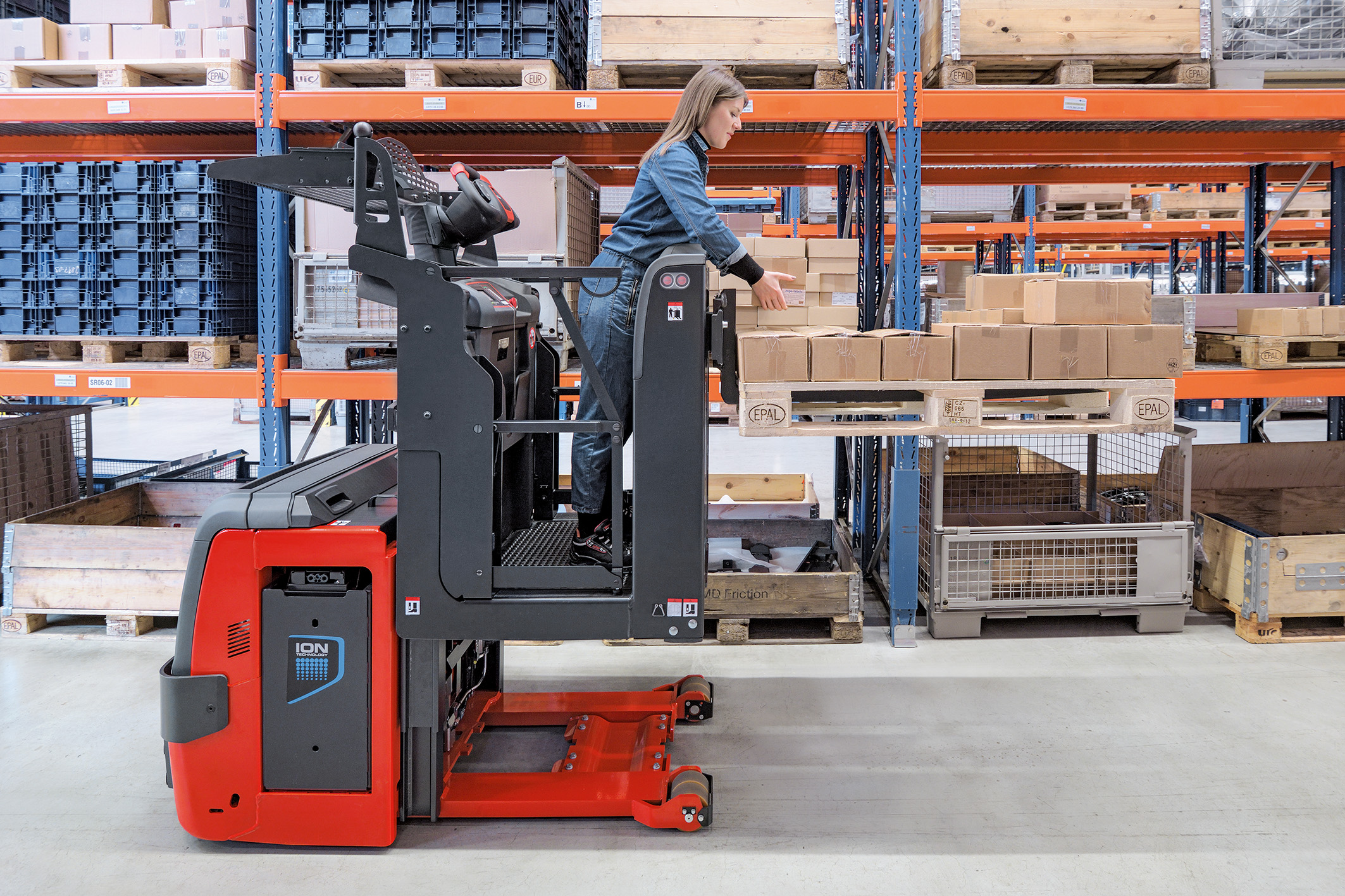 Medewerker Linde Material Handling op Linde V0801 schuift producten op pallet - Nieuwe orderverzameltruck