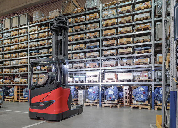 Conventionele werklamp reachtruck in magazijn