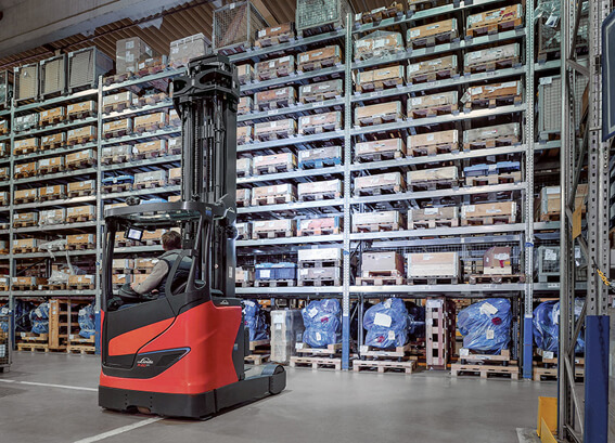 Linde VertiLight op reachtruck in magazijn