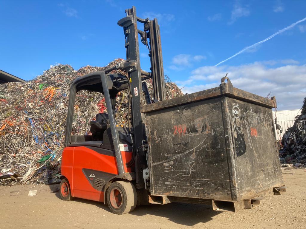 Linde elektrische heftrucks die rond de productielijn rijden waarmee KRT kabels recyclet.