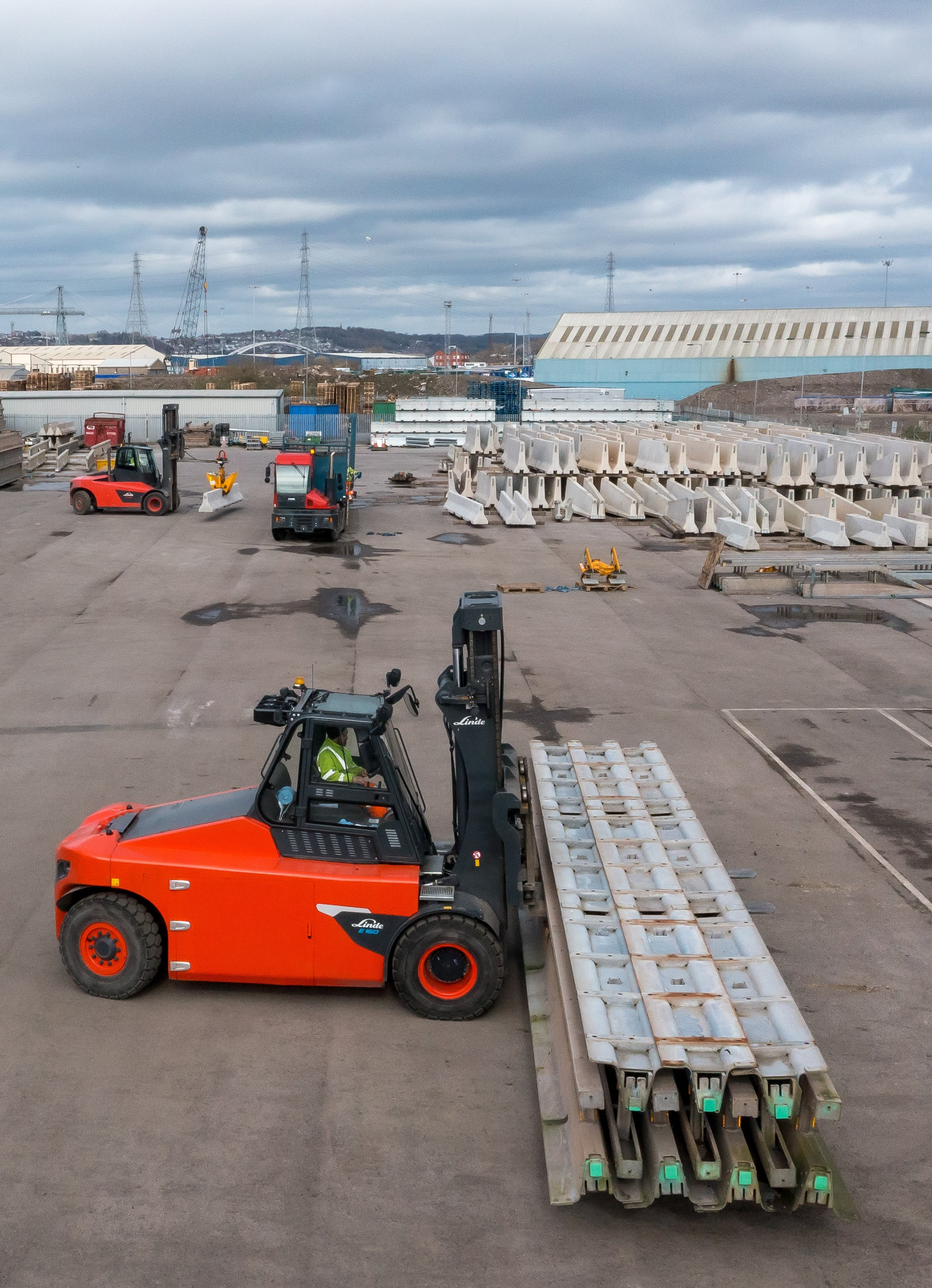 Linde E100-180 met zware last op bouwterrein