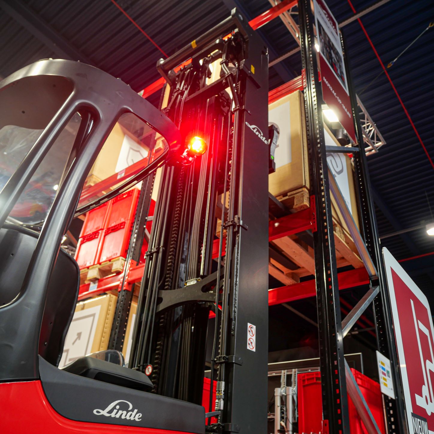 Heavy duty mast op reachtruck