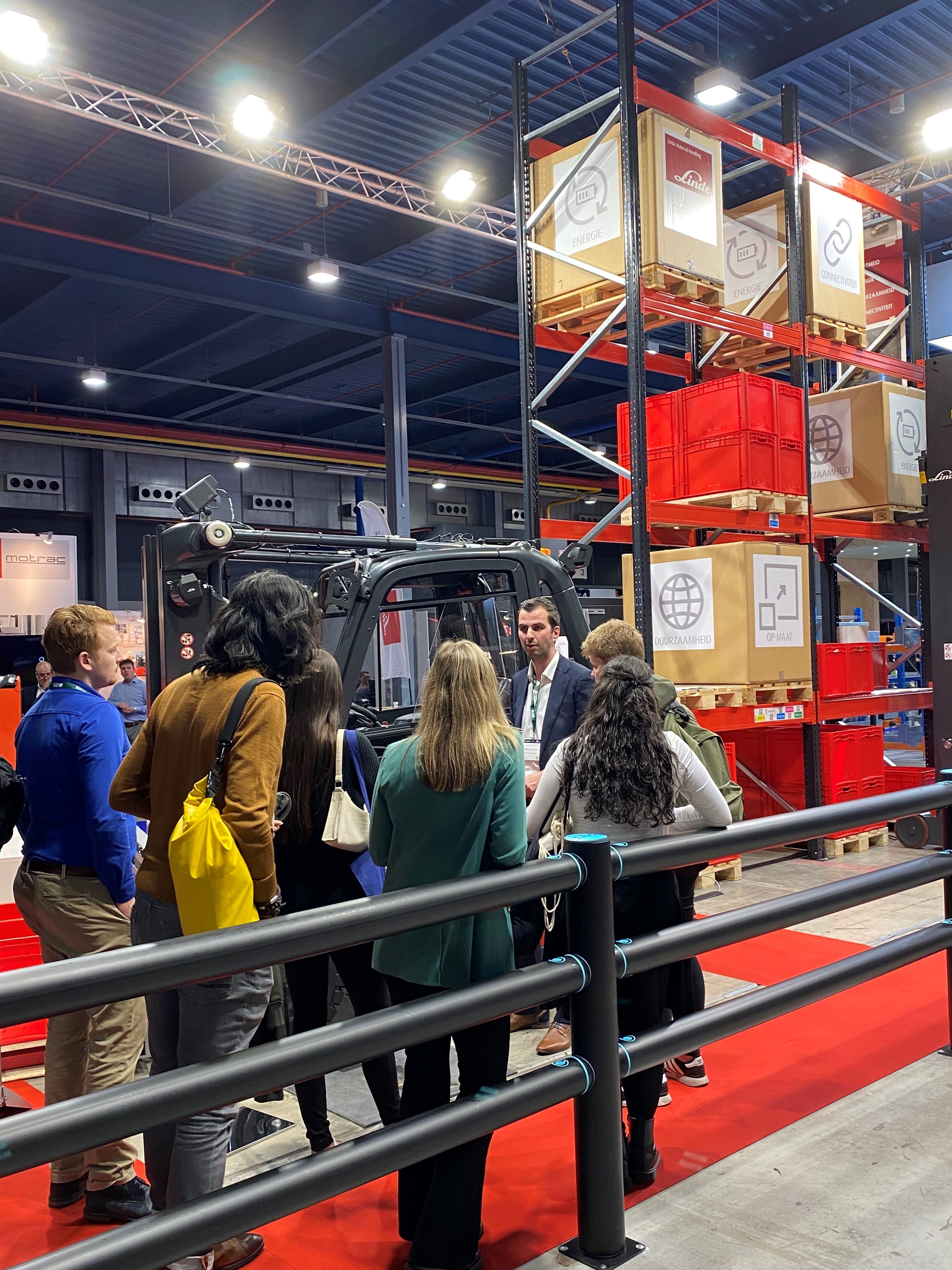 Linde X30 elektrische truck met bezoekers van Jong Logistiek