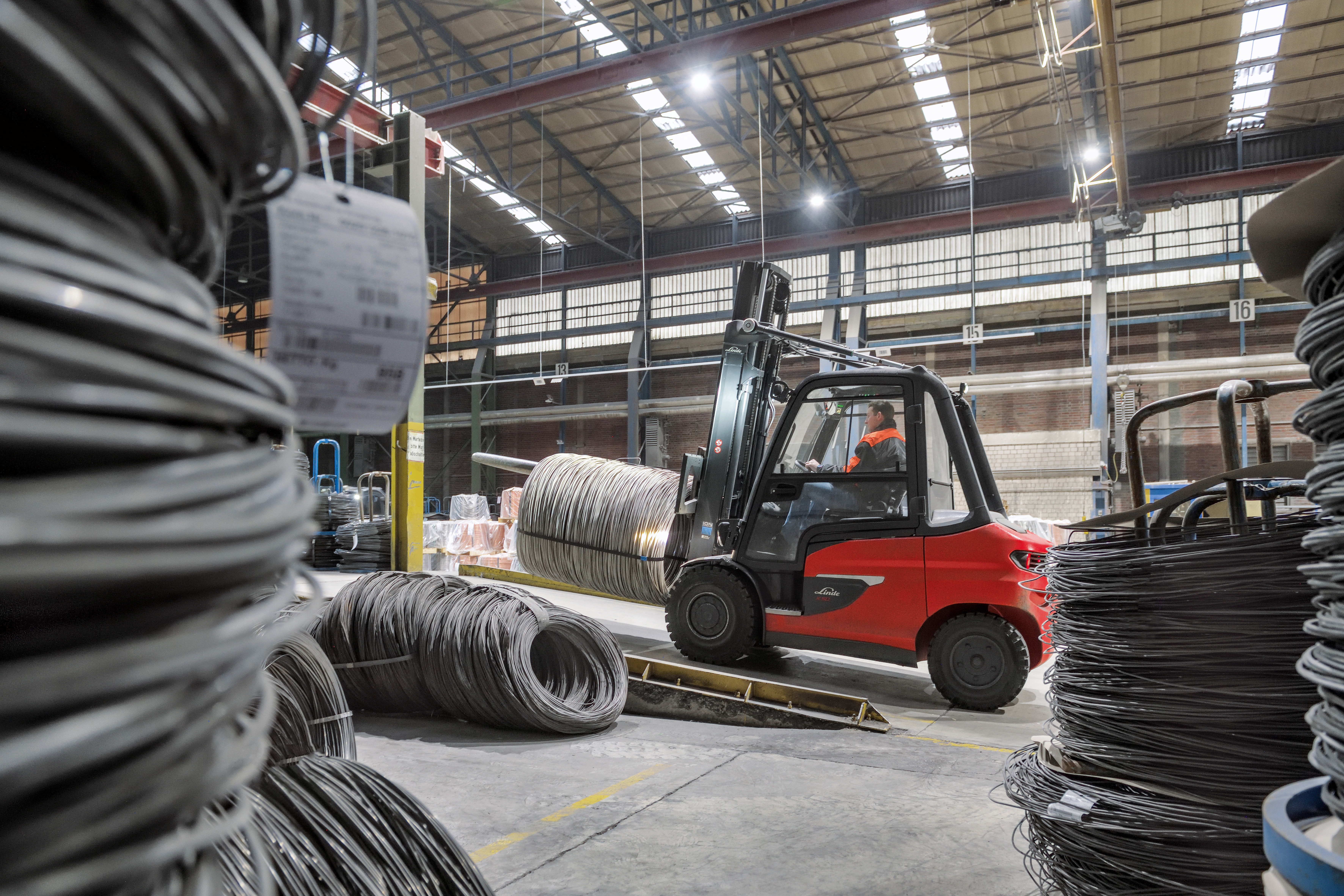 Linde X50 rijdt met zware last helling op 