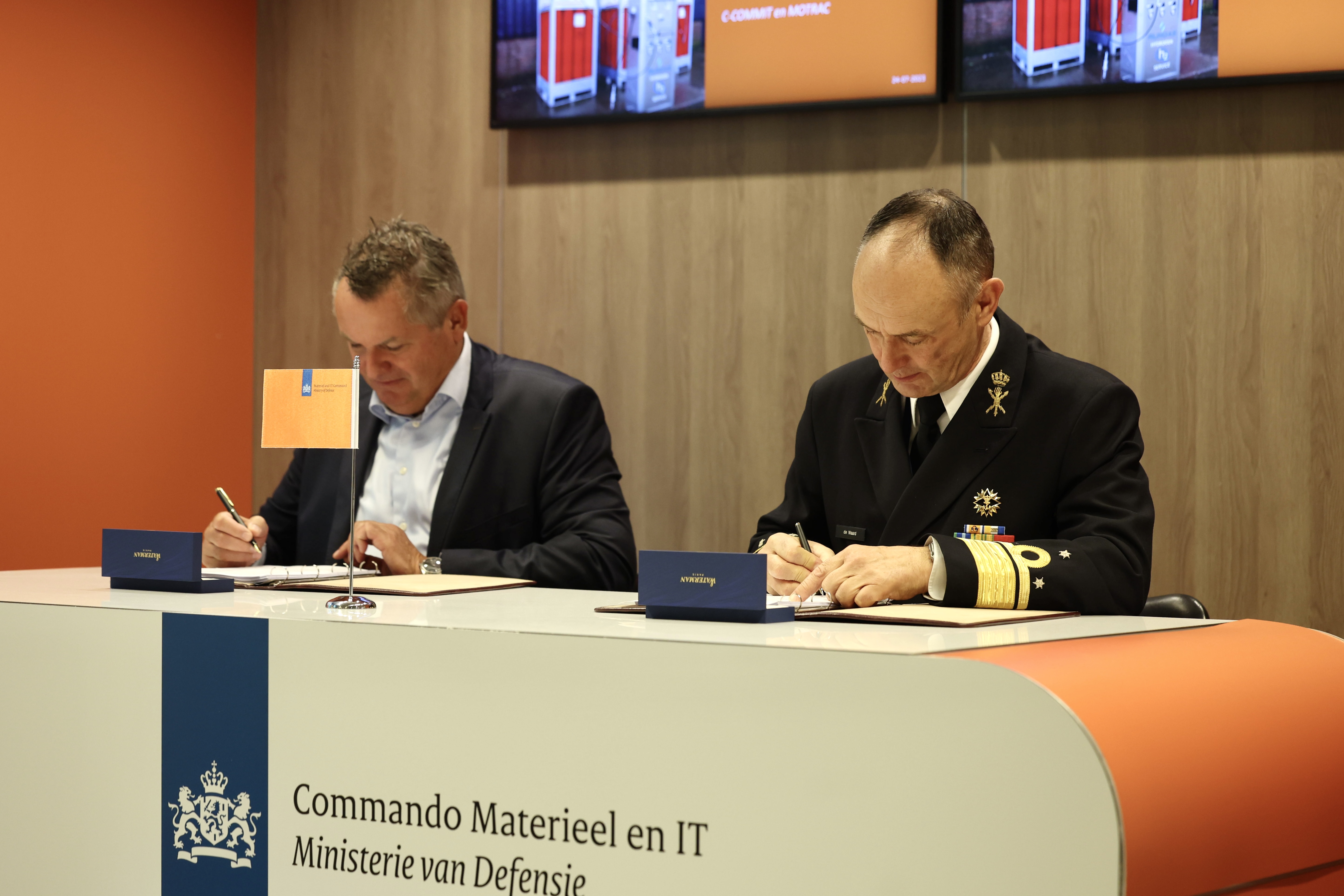 Contract wordt ondertekend