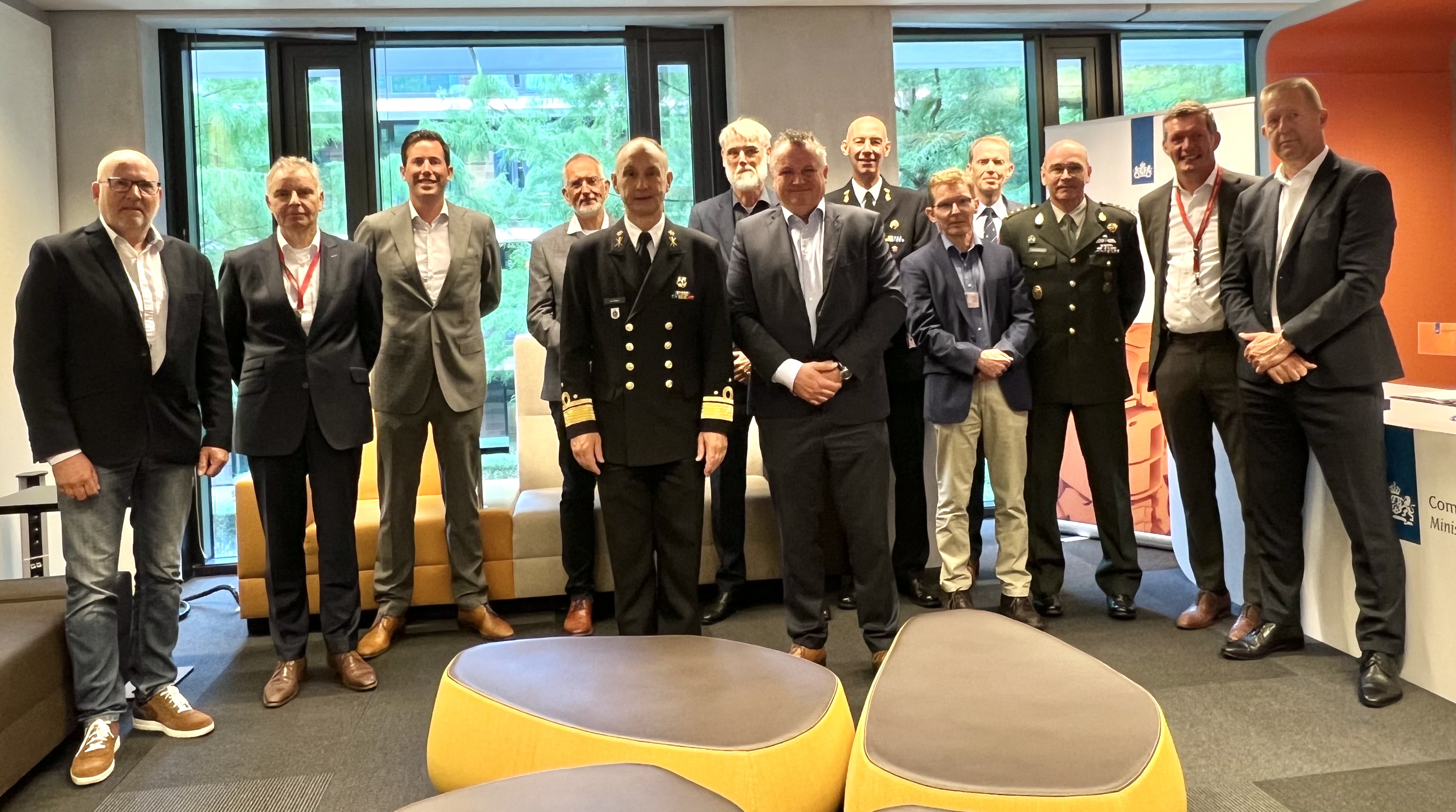 Defensie en Motrac Intern Transport na ondertekening huurcontract 12 heftrucks op waterstof