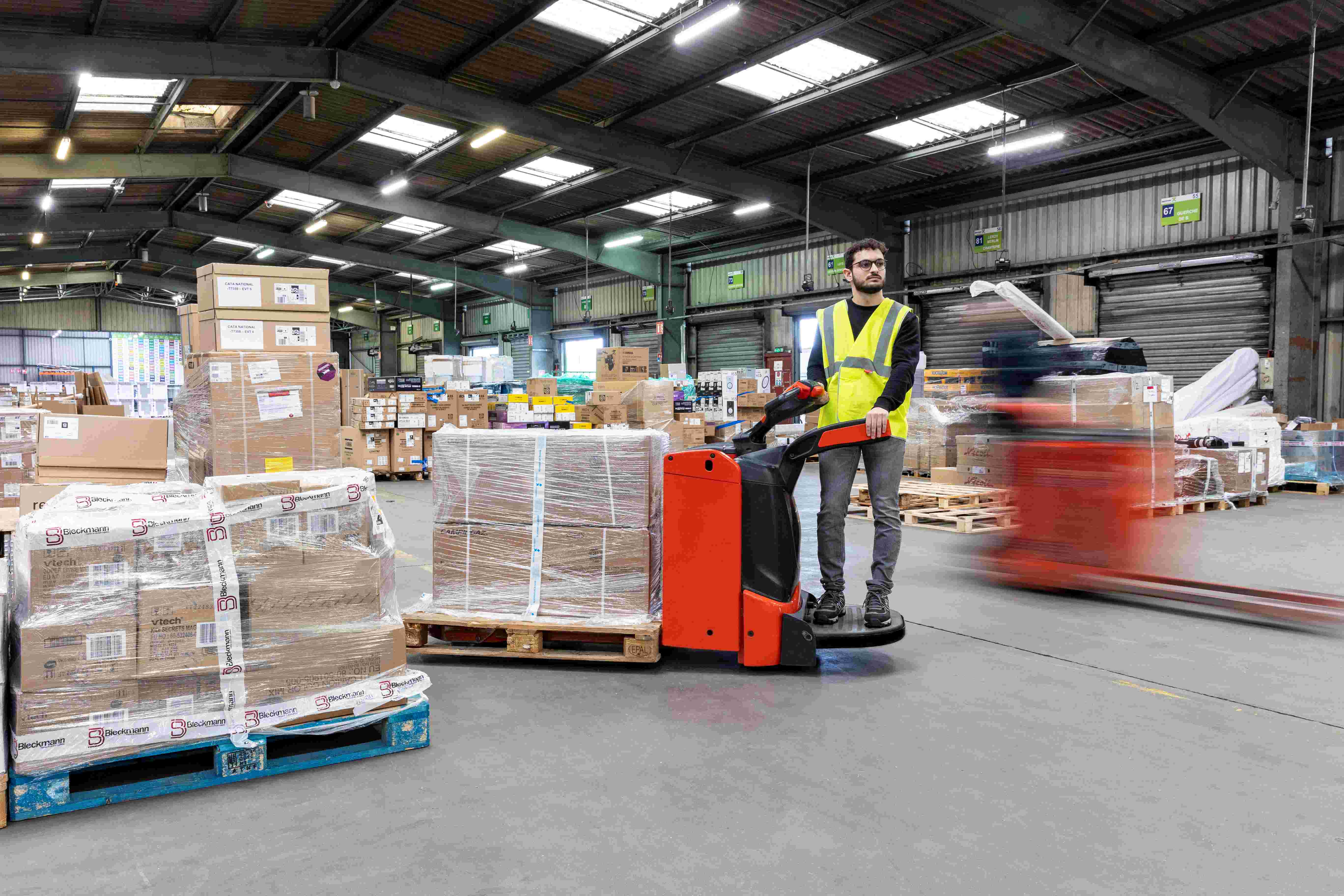 Linde T16 P en T20 P elektrische pallettrucks wendbaar in krappe ruimtes 