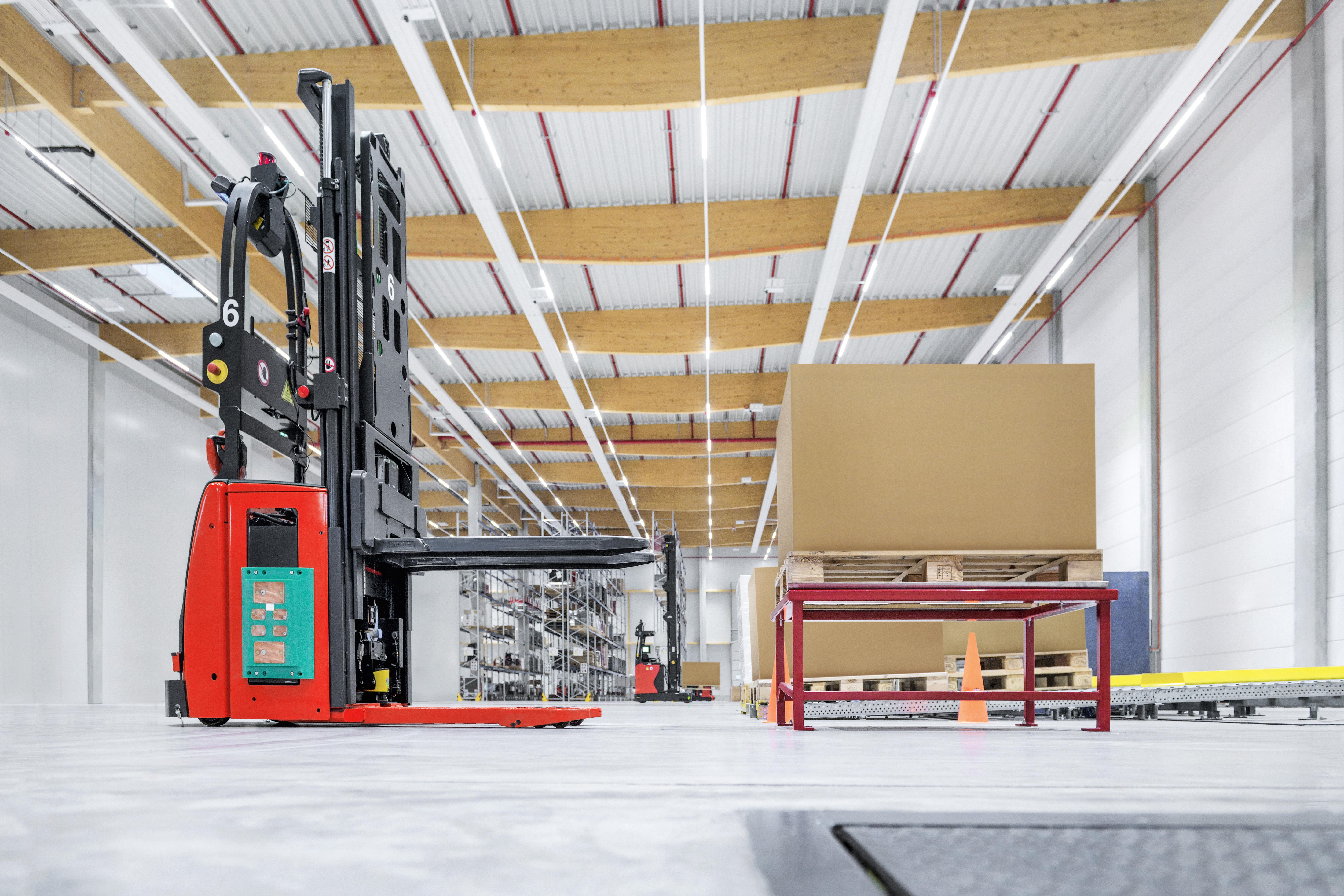 Linde L-Matic HD rijdt op pallet af