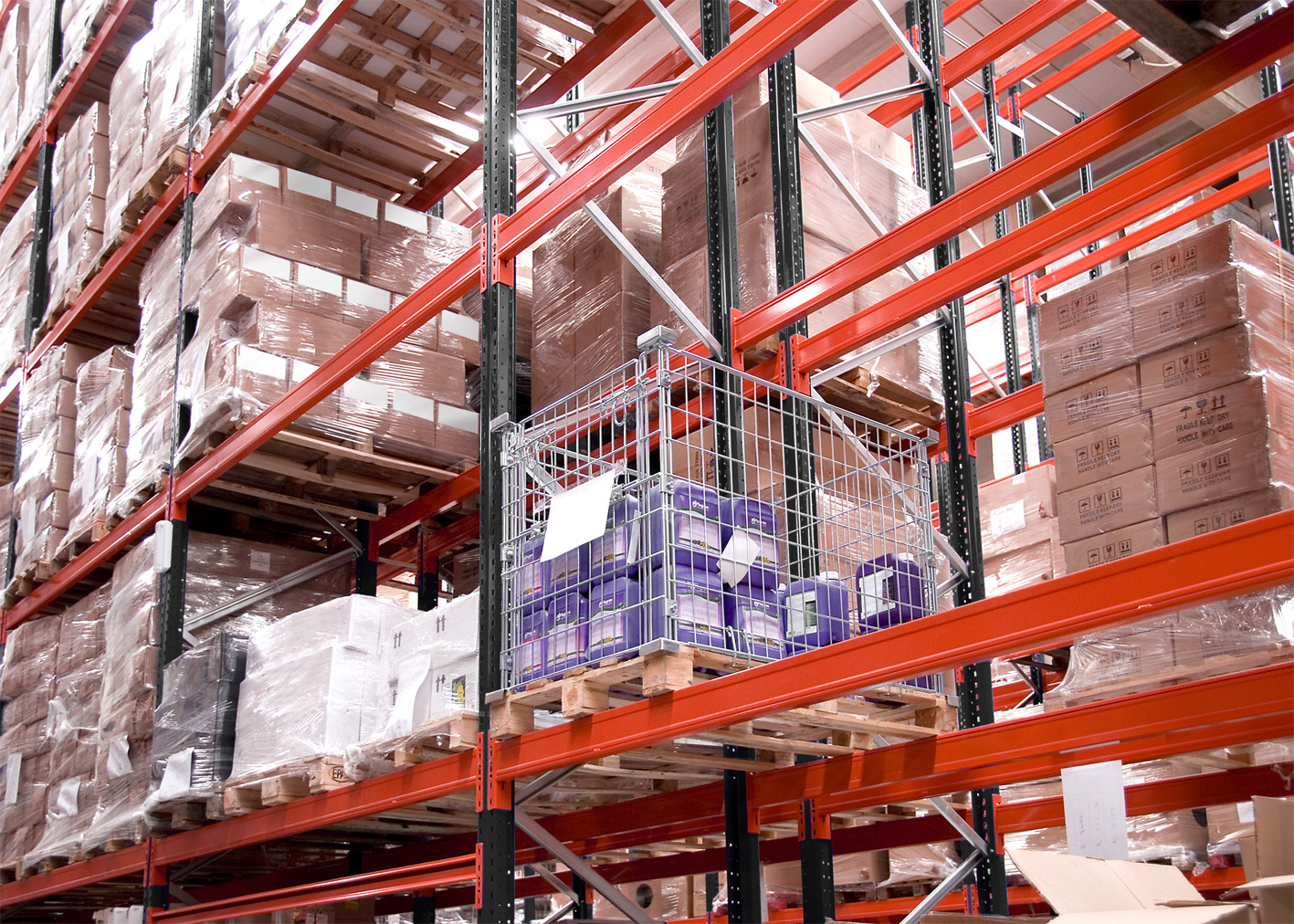 Gitterbox in magazijnstelling van Motrac