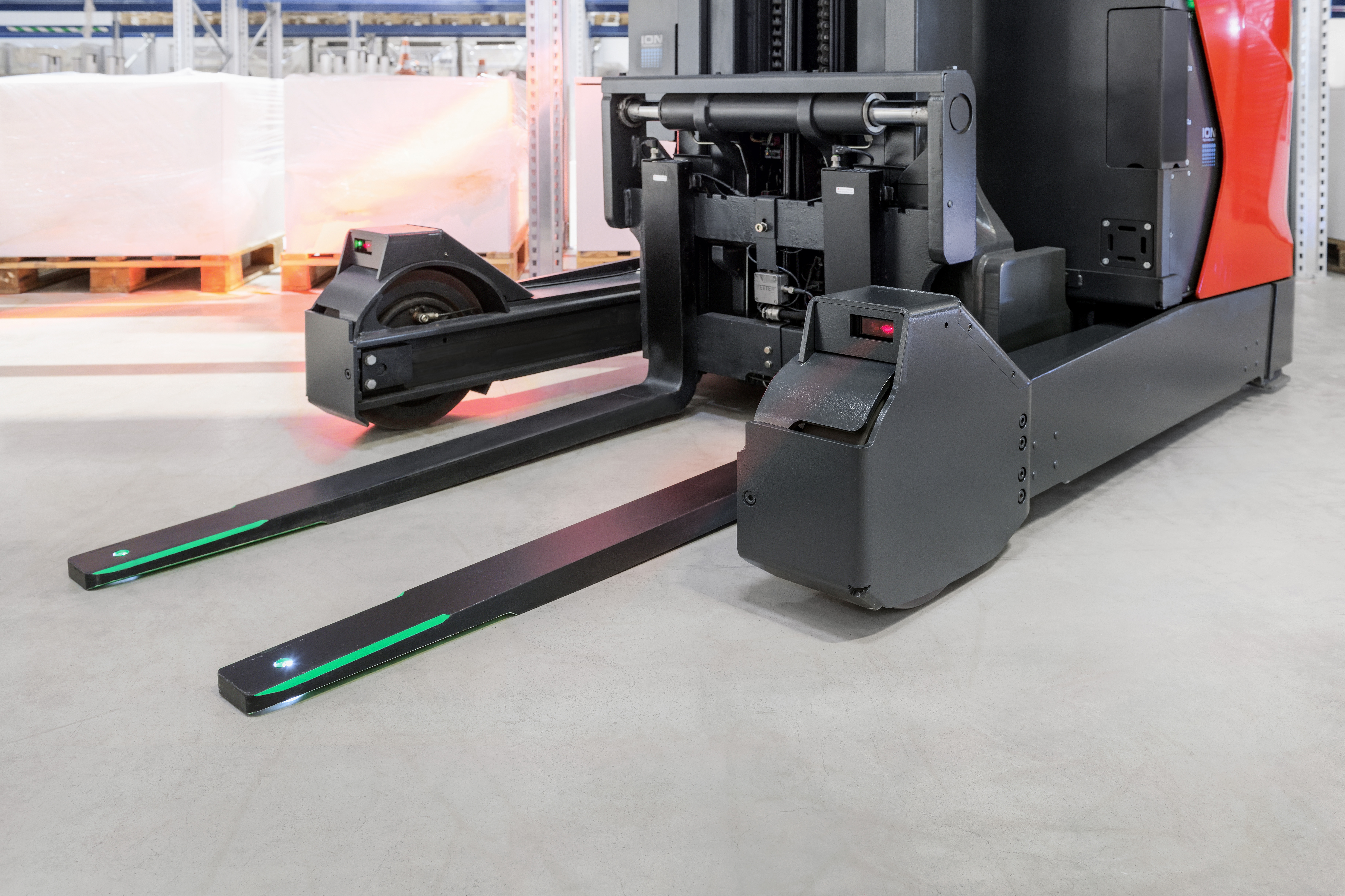 Groene verlichting op de vorken van een Linde reachtruck