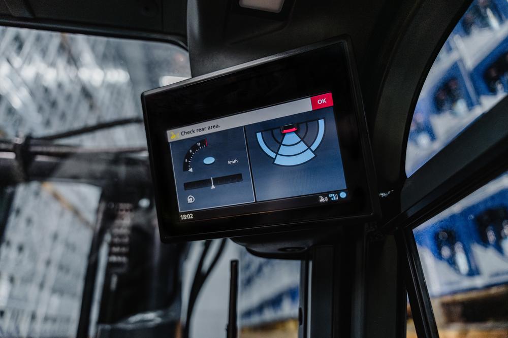 Linde Reverse Assist Radar herkent objecten bij het achteruitrijden, waarschuwt de bestuurder voor aanrijdingen en remt de truck in noodgevallen af totdat deze tot stilstand is gekomen