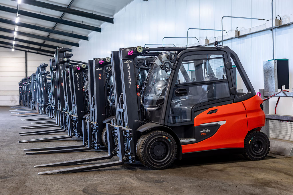Elektrische Linde heftrucks aan de lader bij Steinweg 2