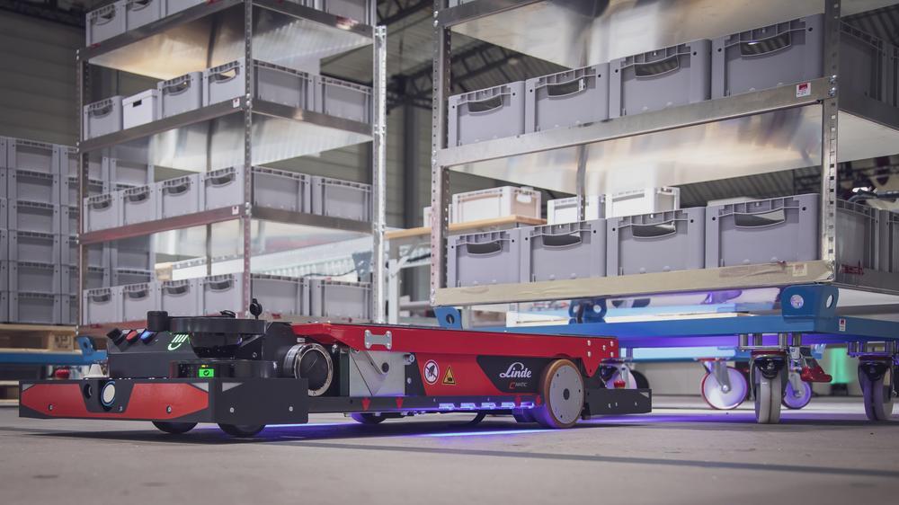 Linde C-Matic pakt transportkar op