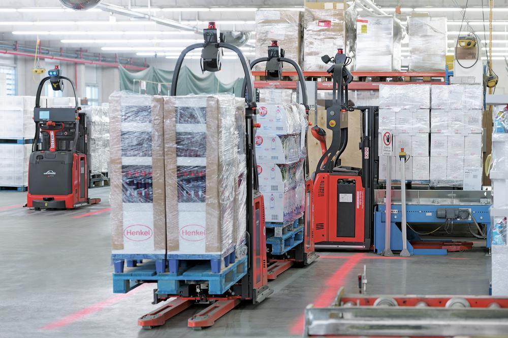 Linde L-Matics brengen schoonmaakmiddelen naar transportband