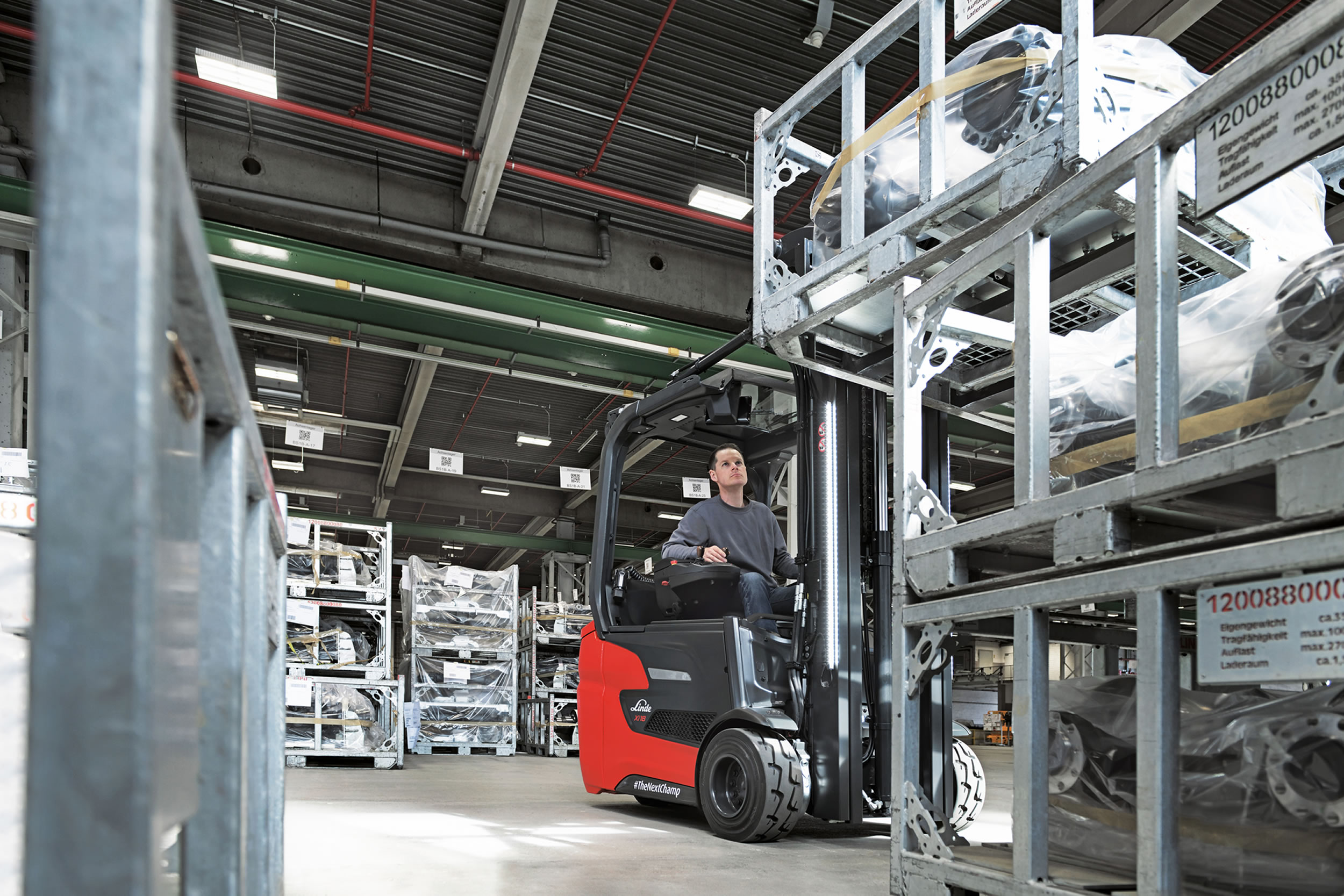 Linde driewieler Roadster met optimaal zicht om last uit stellingen te pakken