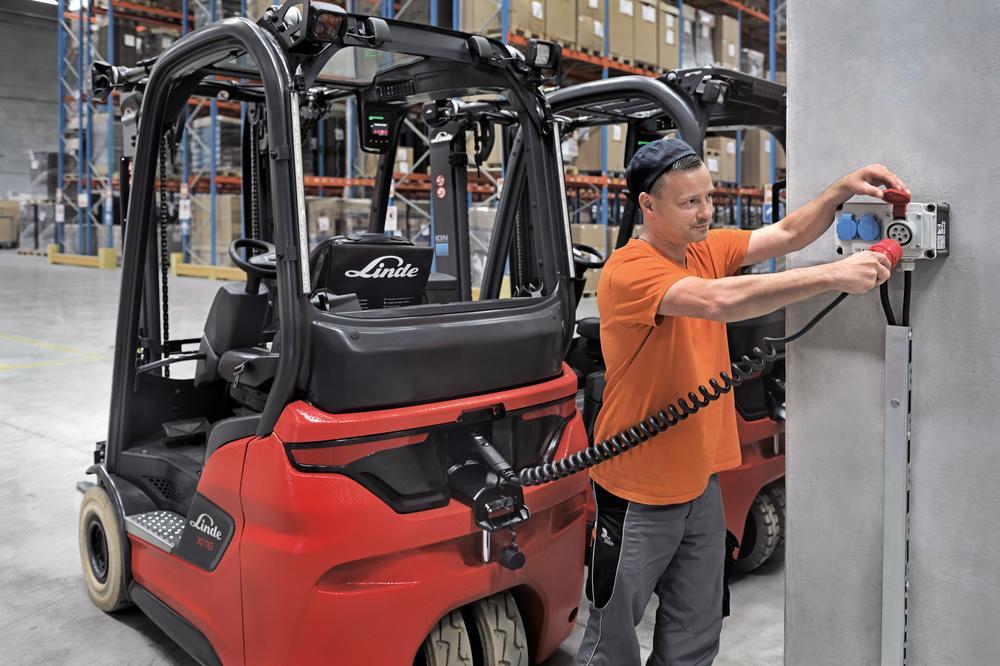 Haal de stekker eerst uit het stopcontact, dan uit de heftruck