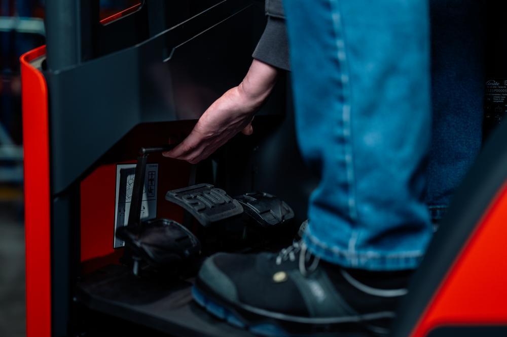 In hoogte verstelbare pedaalplaat bij Linde Reachtruck