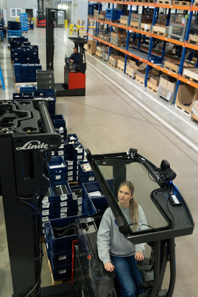 Extra veiligheidsvoorzieningen zoals het gepantserde glazen dak, de schouderbescherming en diverse waarschuwings- en verlichtingsopties verhogen het veiligheidsniveau van de niewe LInde reachtrucks nog verder.