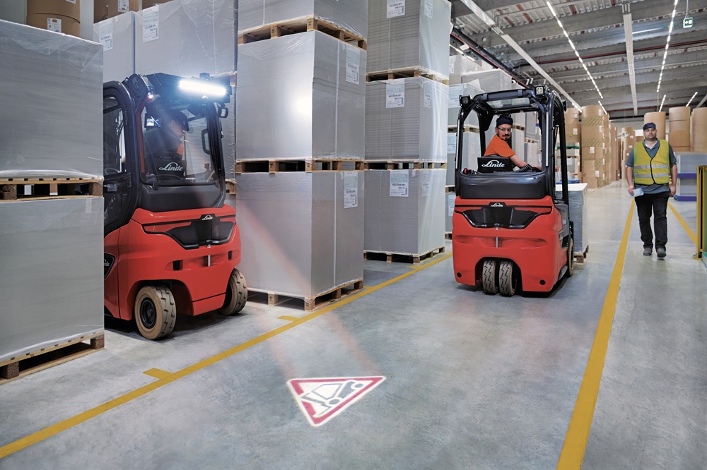 De elektrische E14 – E20 en Xi10 – Xi20 vorkheftrucks: het design en de intelligente hulpsystemen zorgen voor een optimale bescherming van de bestuurder, de lading en de omgeving.