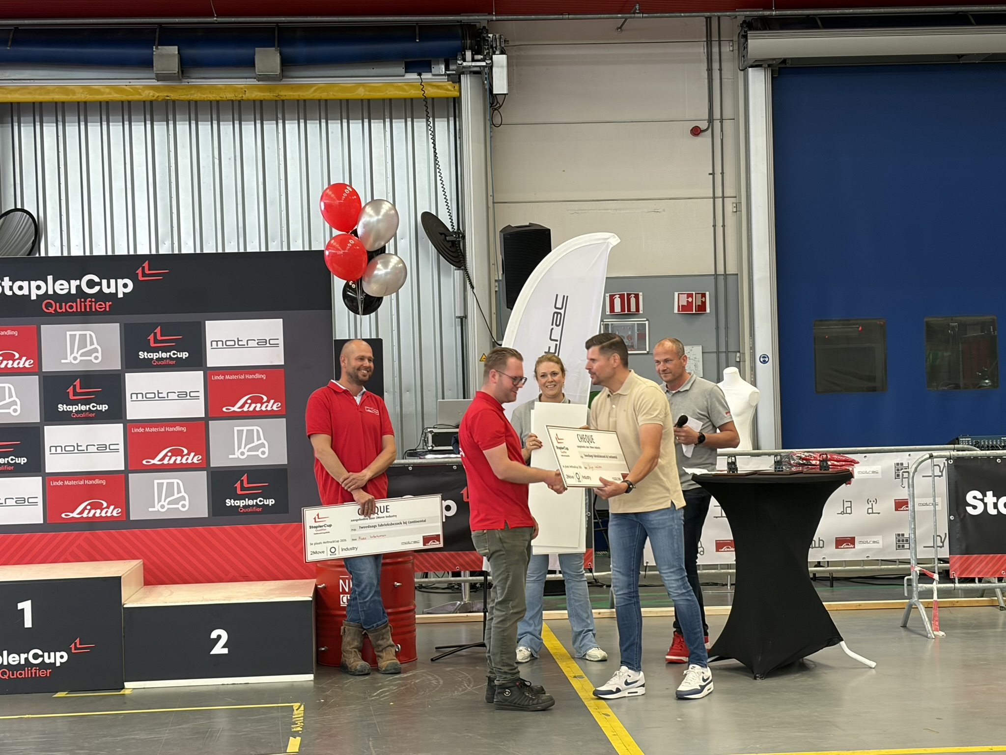 Jan van Laar van 2Move Industry reikt 4e en 5e prijs op HeftruckCup 2026 uit