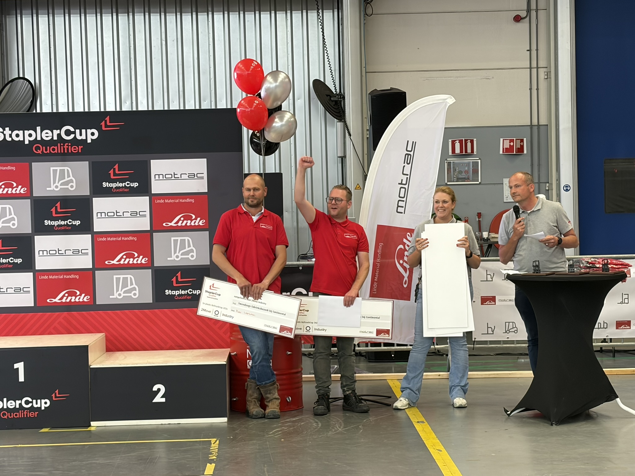 Jan van Laar van 2Move Industry reikt 4e en 5e prijs op HeftruckCup 2026 uit