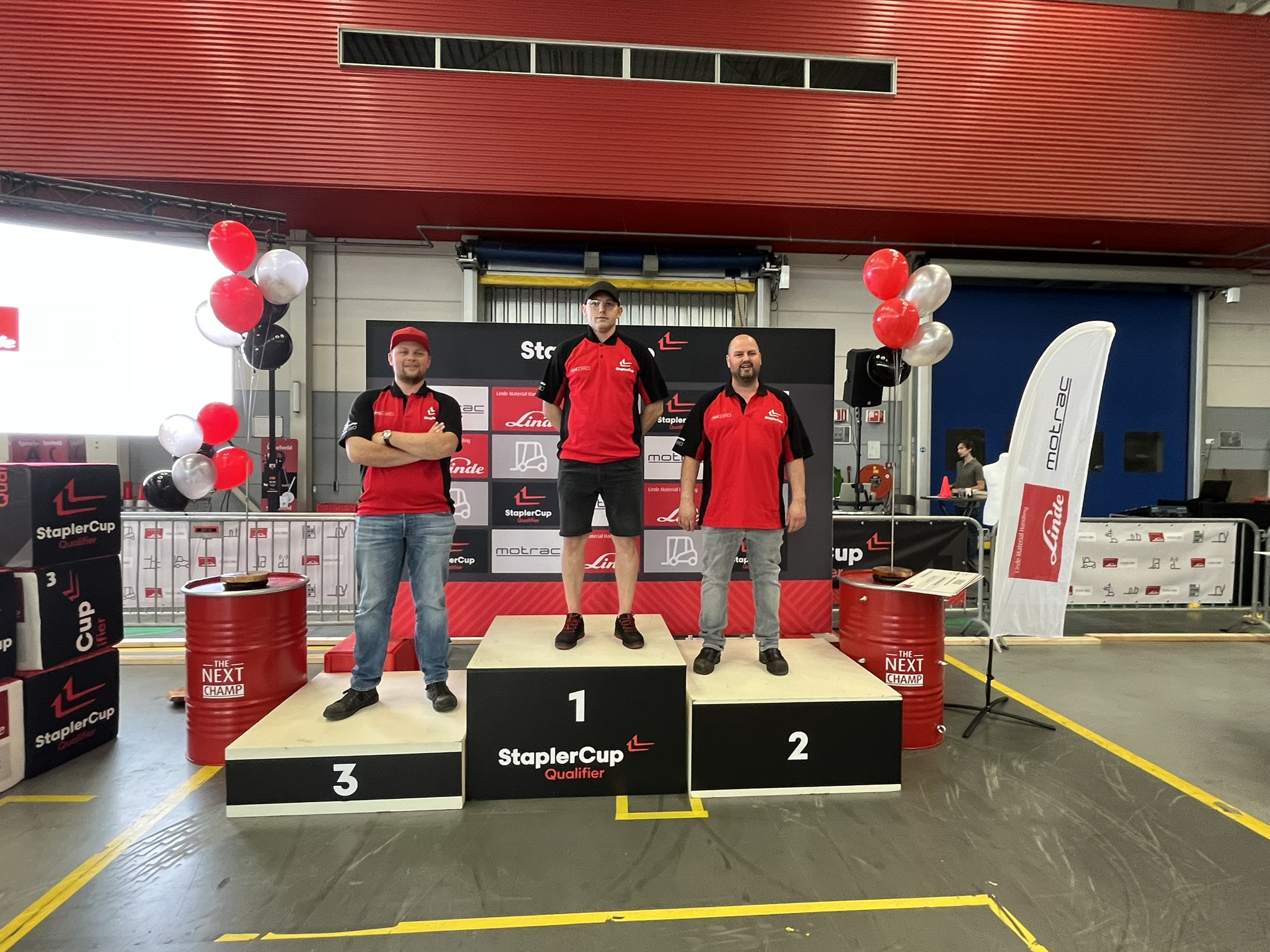 De winnaars van HeftruckCup 2026 in de officiële StaplerCup outfits