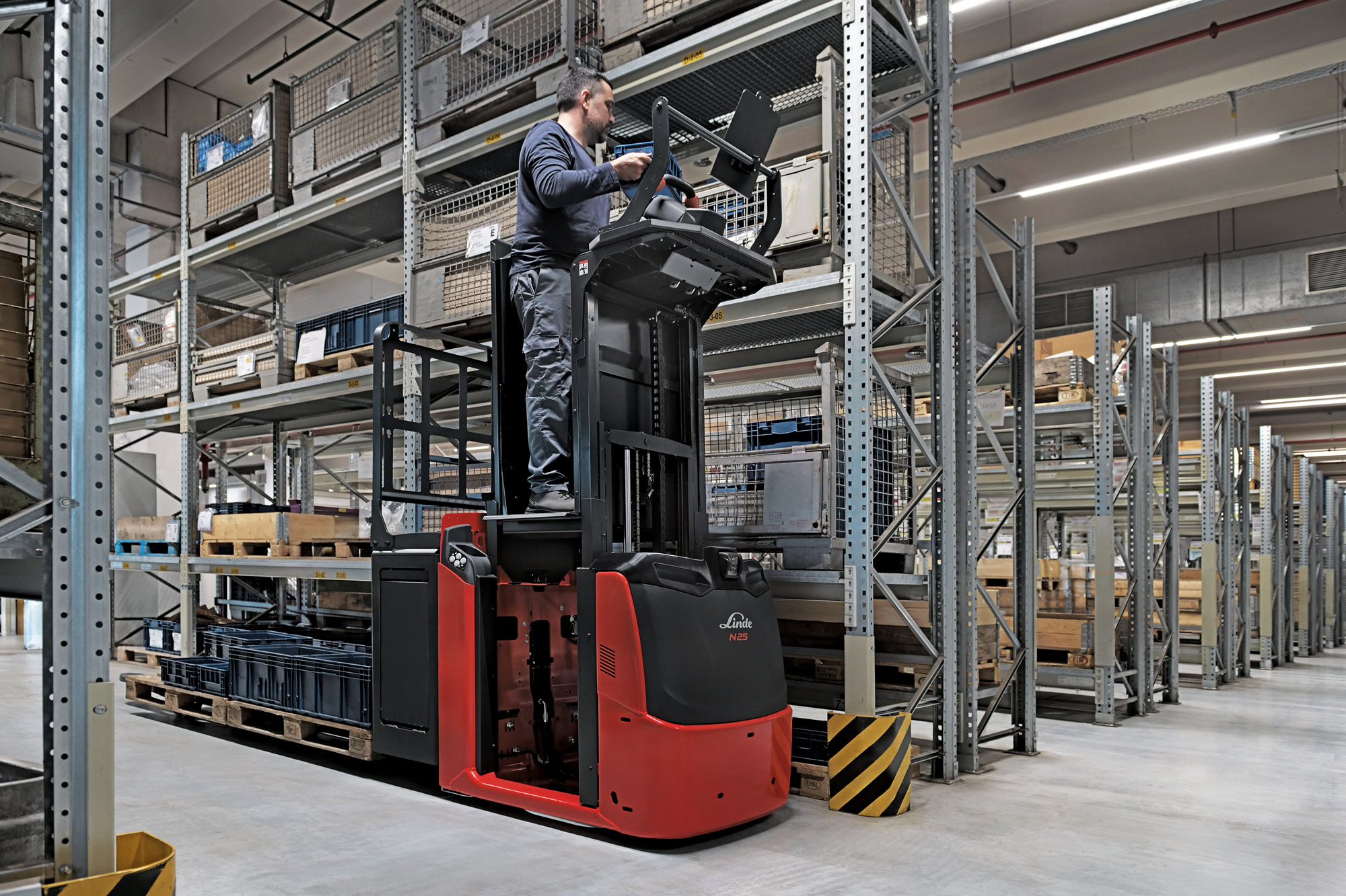 Operators van de nieuwe Linde orderpickers kunnen goederen op hoogte van maximaal 2,8 meter bereiken