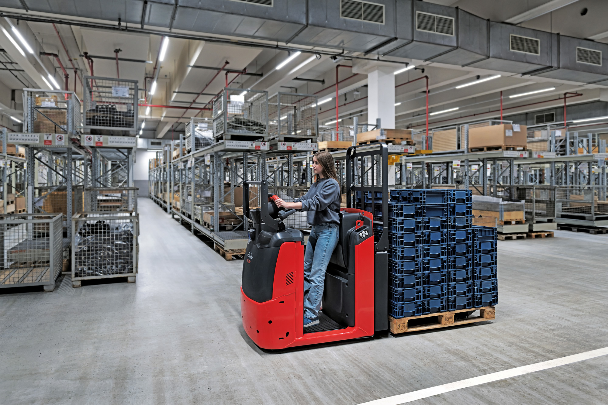 De nieuwe Linde orderpicker haalt snelheden van 14 km/u
