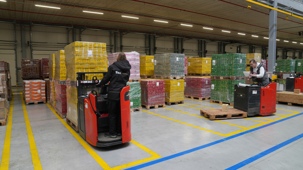 Pallets worden nauwkeurig geplaatst met de Linde elektrische pallettrucks