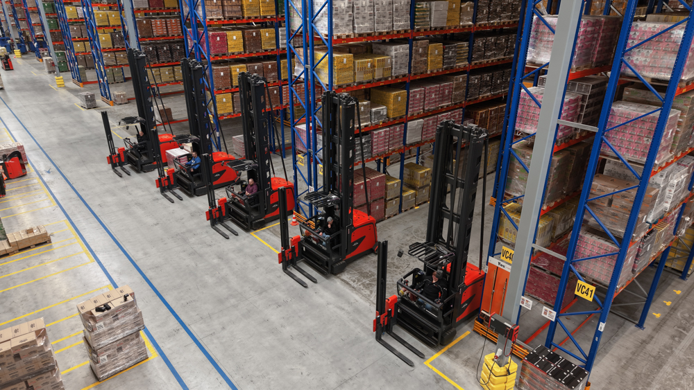 Vijf semiautomatische VNA (very narrow aisle) trucks voor Vos Logistics