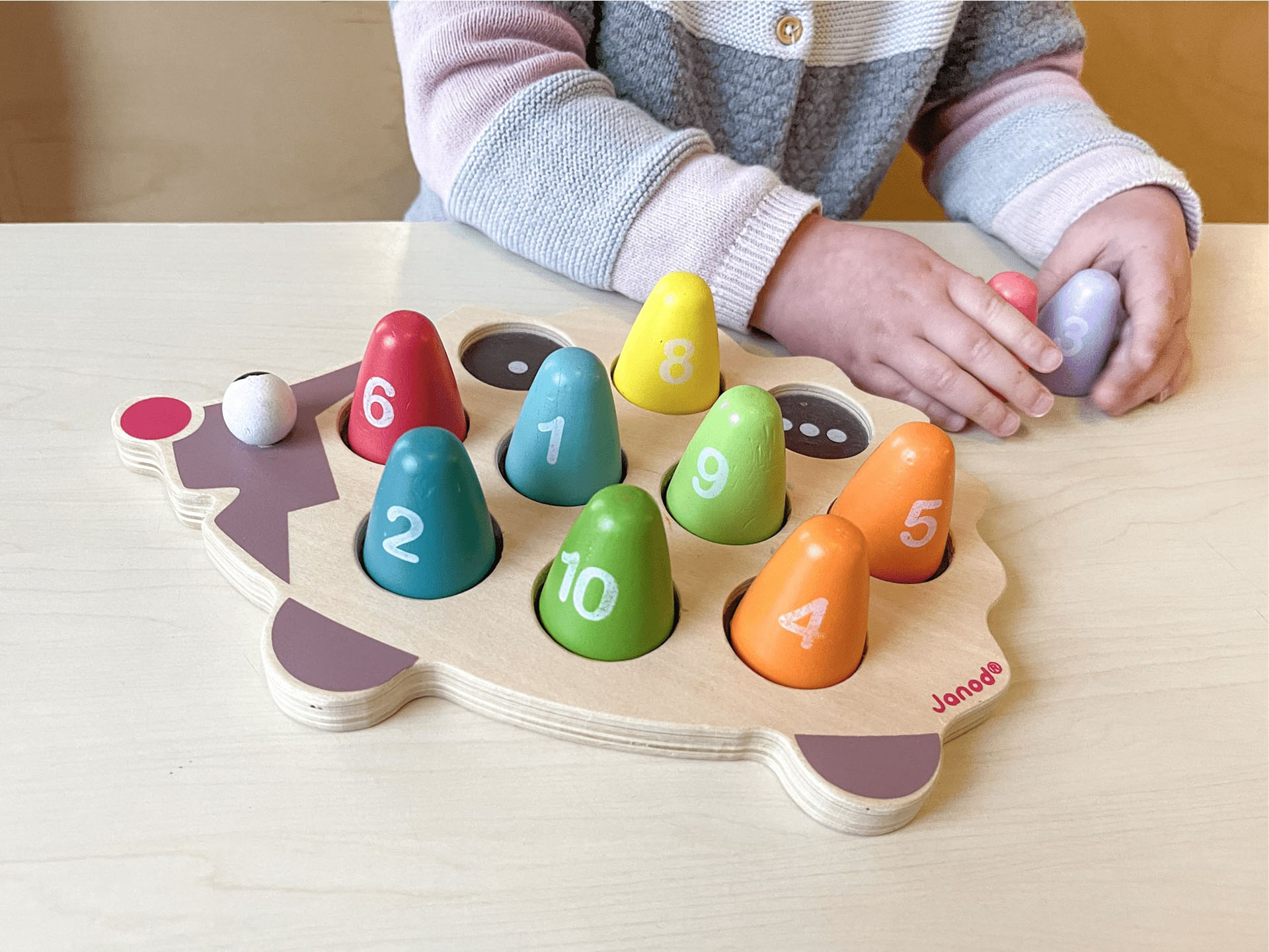 Kind leert getallen met een ontwikkelspel op kinderdagverblijf.