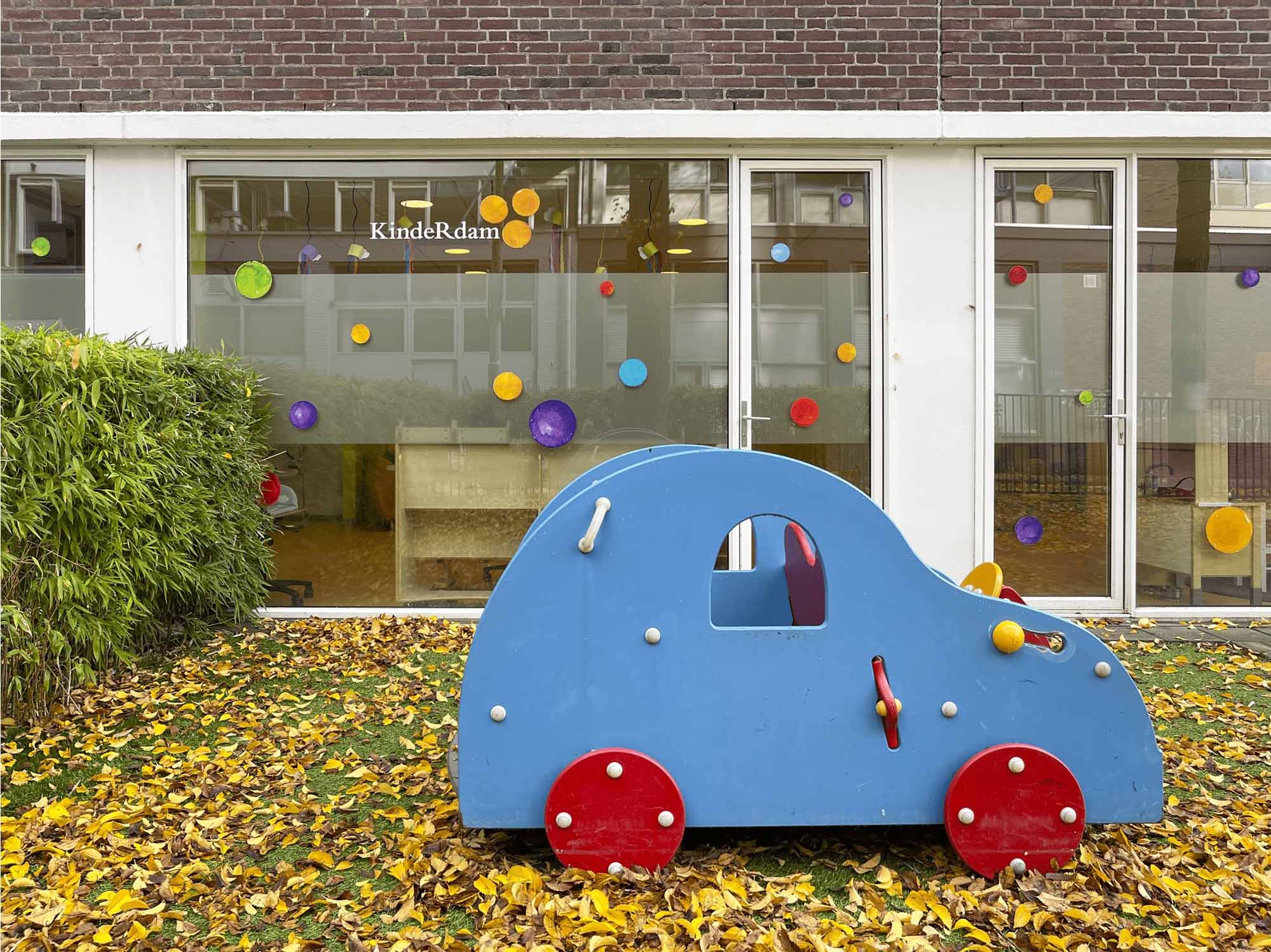 KindeRdam locatie met stempels op de ramen.