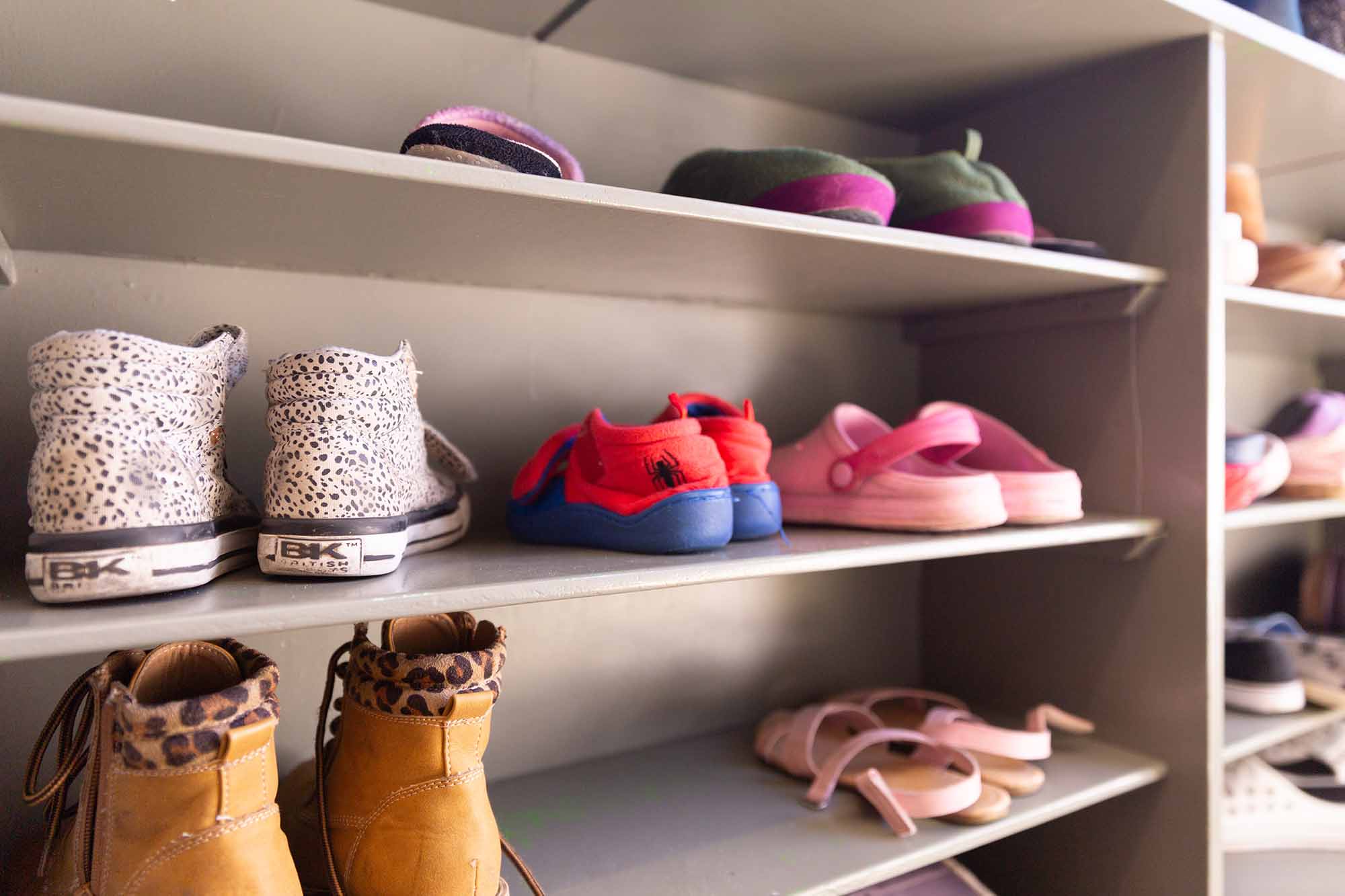 Schoenenkast met kinderschoenen van de BSO. 